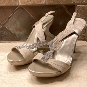 Michelangelo beige/gold 9 heels